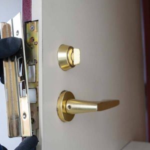 鍵を交換している様子