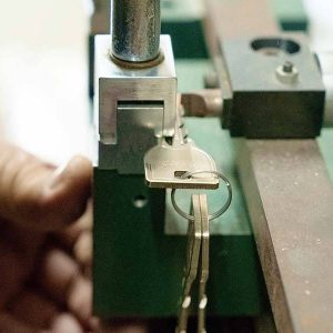 鍵を制作している様子