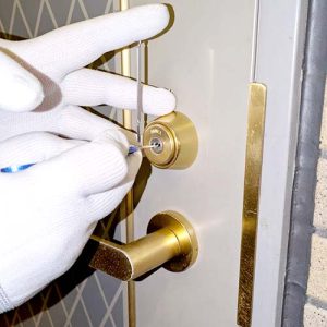 開かないドアの鍵を開ける